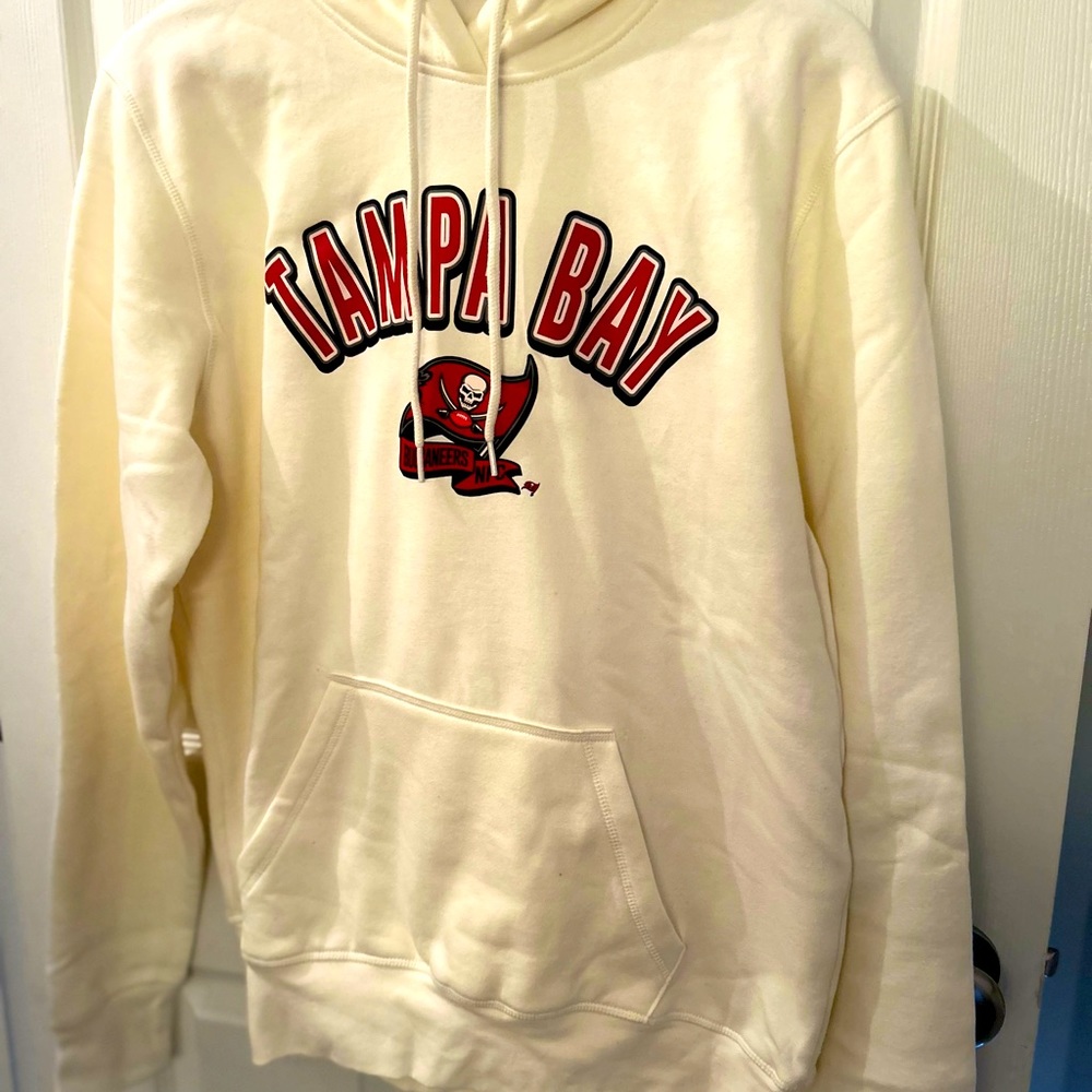 Men's New Era Cream Tampa Bay Buccaneers Sideline Chrome Pullover Hoodie